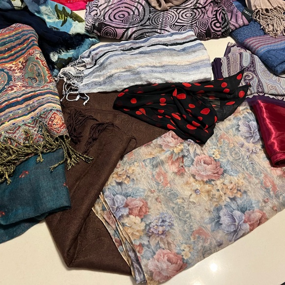 1️⃣3️⃣Lot of 13 Random Scarves—Varying Colors/Sizes/Brands/Materials/Conditions - Picture 6 of 10